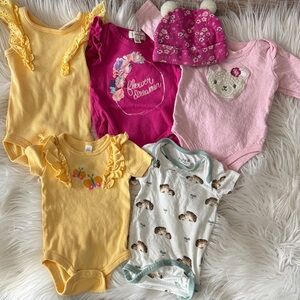 Set of 5, 0-3 month onesies and hat